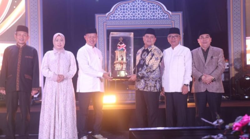 Pj Bupati Bogor Serahkan Trophy Juara MTQ Kepada Camat Cibinong Acep Sajidin