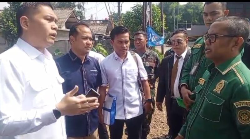 Disaksikan Banyak Orang Pembacaan Eksekusi Sengketa Lahan/Pagar Oleh Pengadilan Negeri Depok Berjalan Lancar