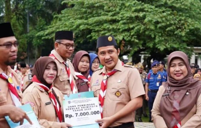 Wakil Walikota Depok Menyerahkan Penghargaan Adiwijaya Kepada Sekolah Yang di Tetapkan Sebagai Lingkungan Bersih dan Sehat