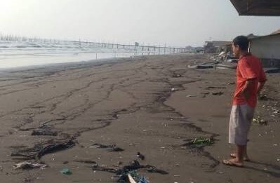 Limbah Diduga Minyak Mentah Cemari Pantai Cemarajaya Karawang, Nelayan Tak Bisa Melaut