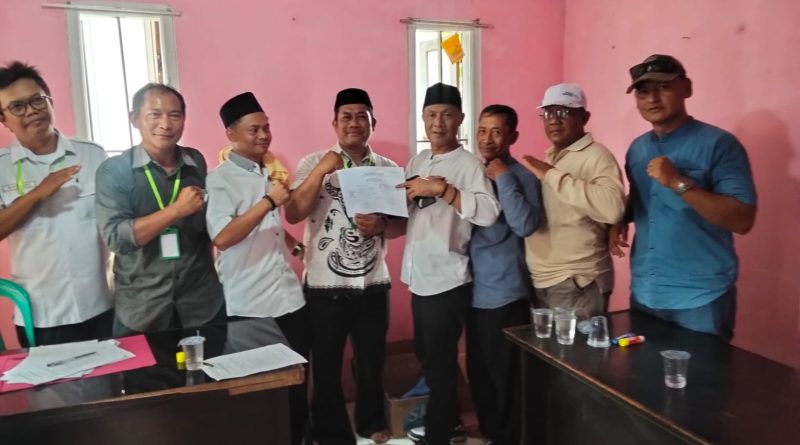 Bertarung dalam bursa Kepala Desa Karyamulya Kec. Batujaya Kab. Karawang, Nurjaman Resan ambil Formulir Pendaftaran