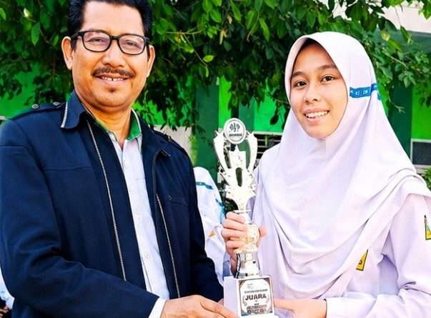Siswa Berprestasi MTsN 1 Kota Bima Terima Reward dari Kepala Madrasah